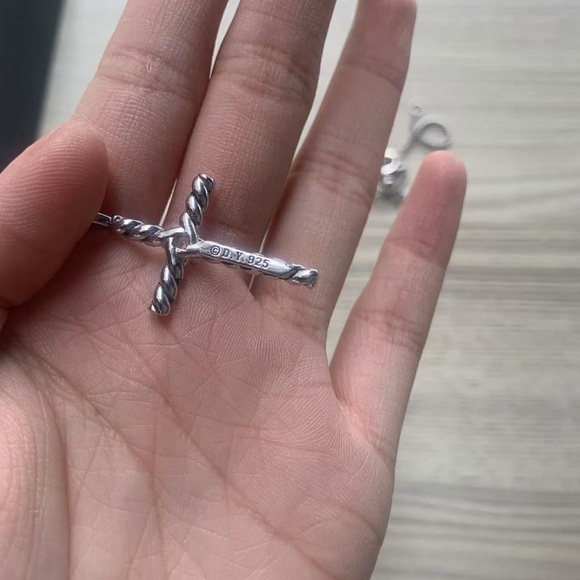 David Yurman Classic Cross Pendant, sterling silver with center diamond - Picture 6 of 9